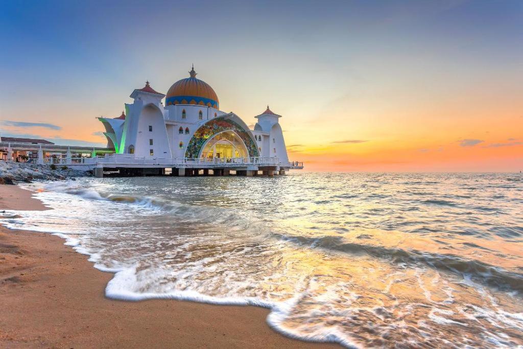 Hatten Place Melaka Kültér fotó The mosque at sunset