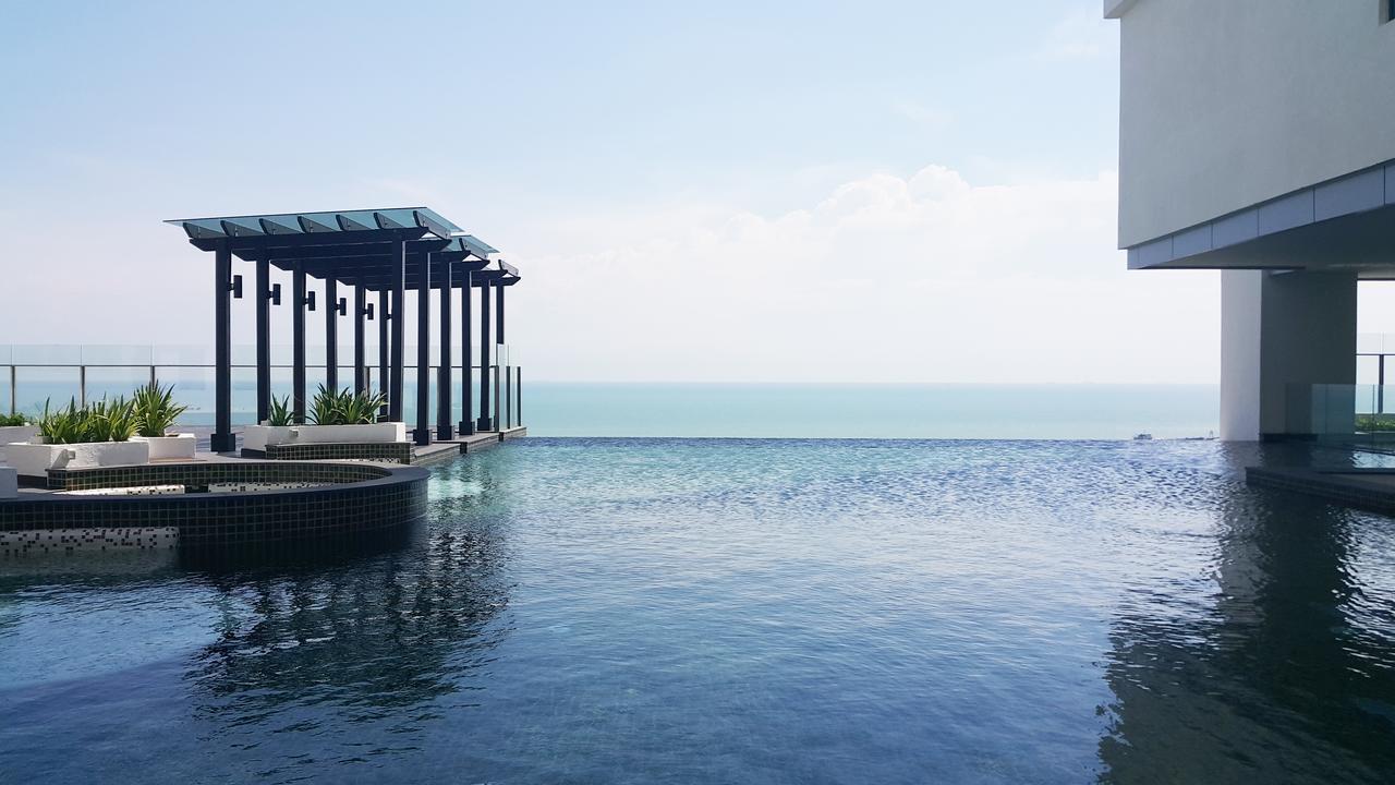 Hatten Place Melaka Kültér fotó Infinity pool at the 33rd floor of The View