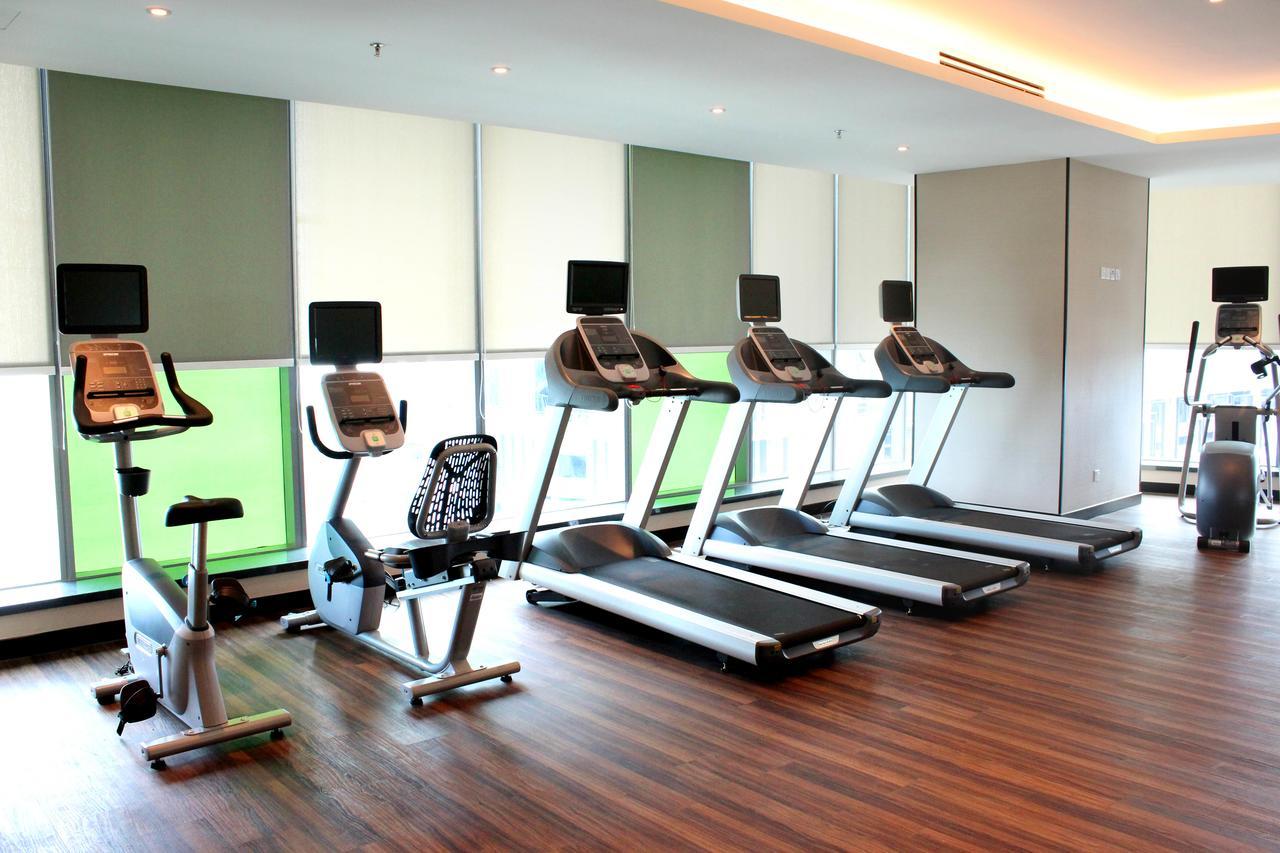 Hatten Place Melaka Kültér fotó A row of treadmills